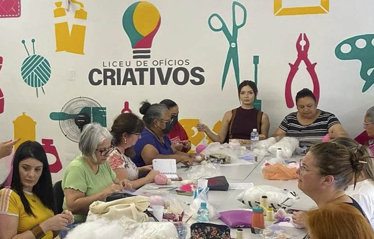 Liceu de Ofícios Criativos ensina aquarela, amigurumi, bordado e aborda arteterapia