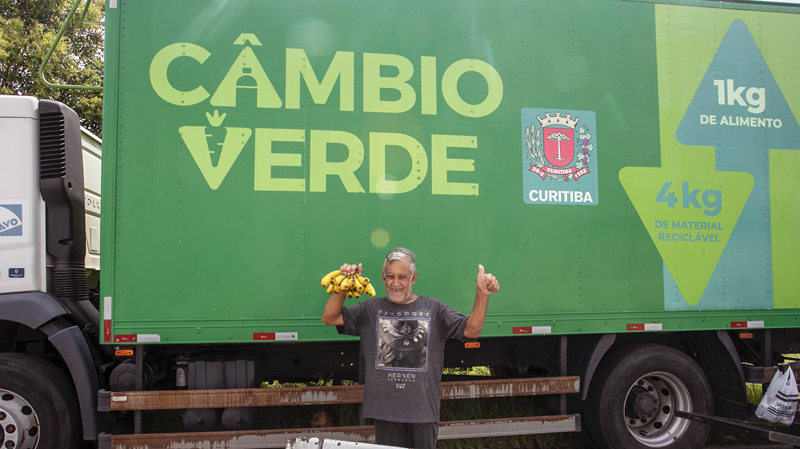 Veja onde trocar recicláveis por hortifrútis nesta sexta-feira em Curitiba